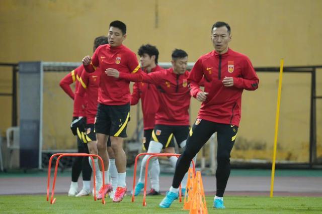 aoa体育-国足越南首训场地条件难言满意 明日演练对越战术